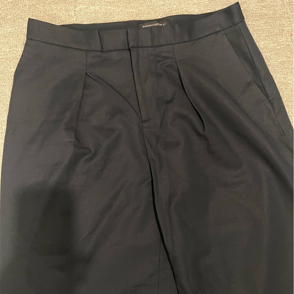 Banana Republic Black Pleated Wide Leg Cropped Pants. Size 8. - Picture 2 of 4